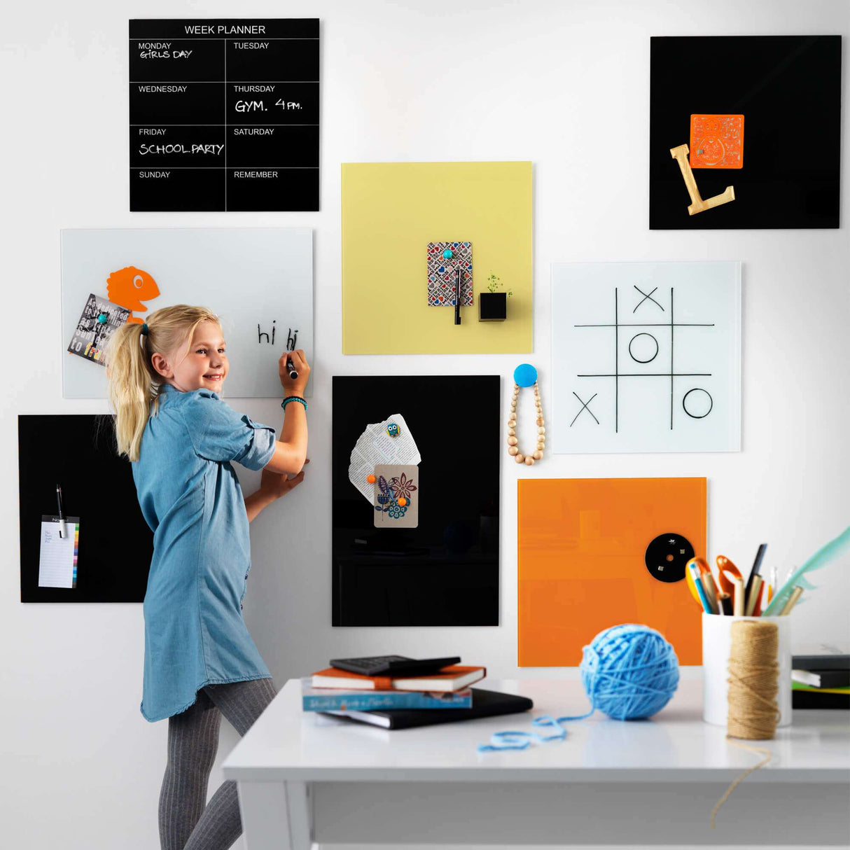 Dansk ugeplan glasplade | 45 x 45 cm. Sort. Glas uge tavle Dansk | Officely