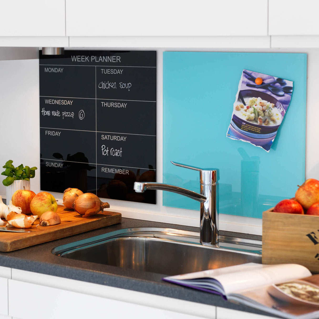 Dansk ugeplan glasplade | 45 x 45 cm. Sort. Glas uge tavle Dansk | Officely