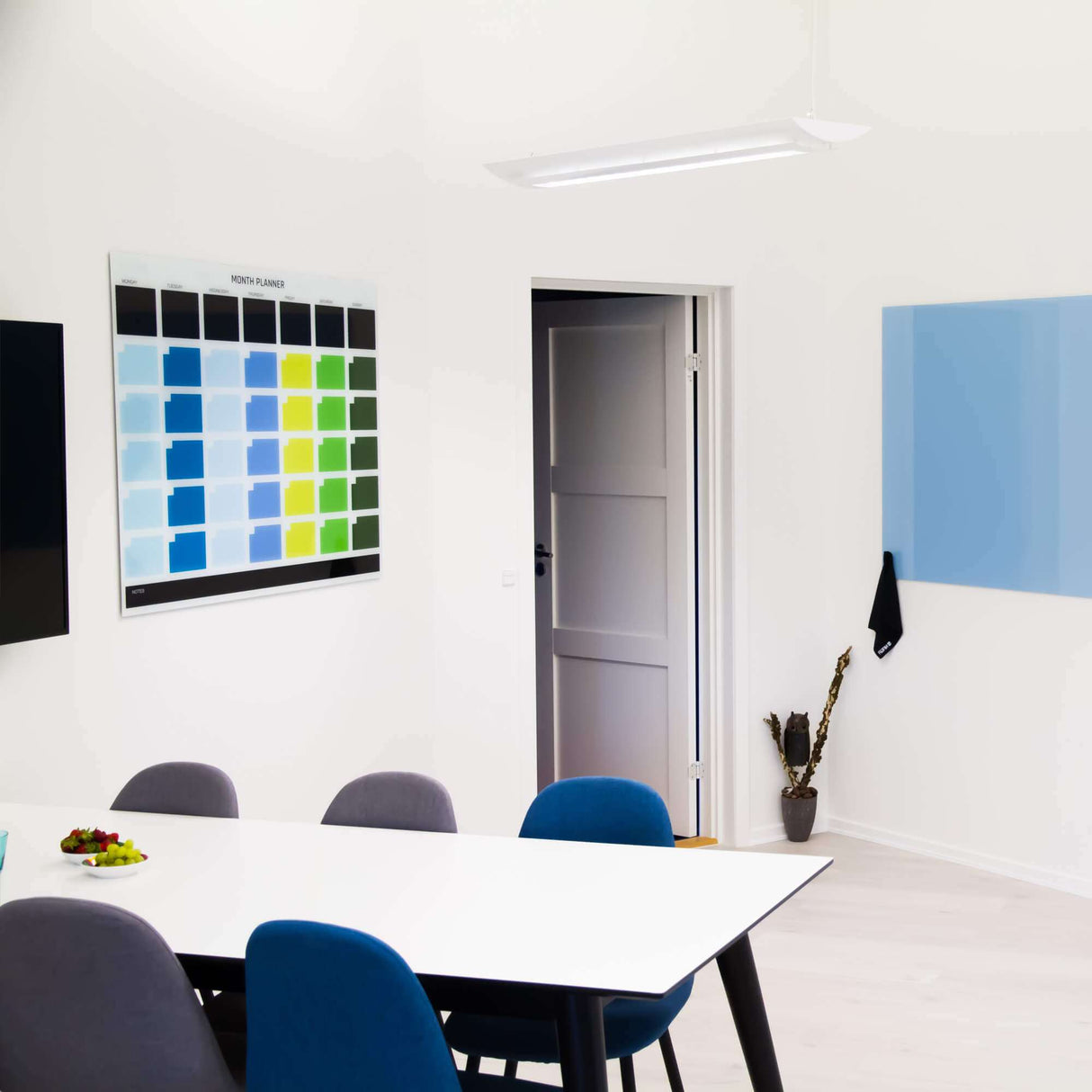 Engelsk månedstavle farver | 120 x 90 cm. Glas måneds tavle Engelsk | Officely