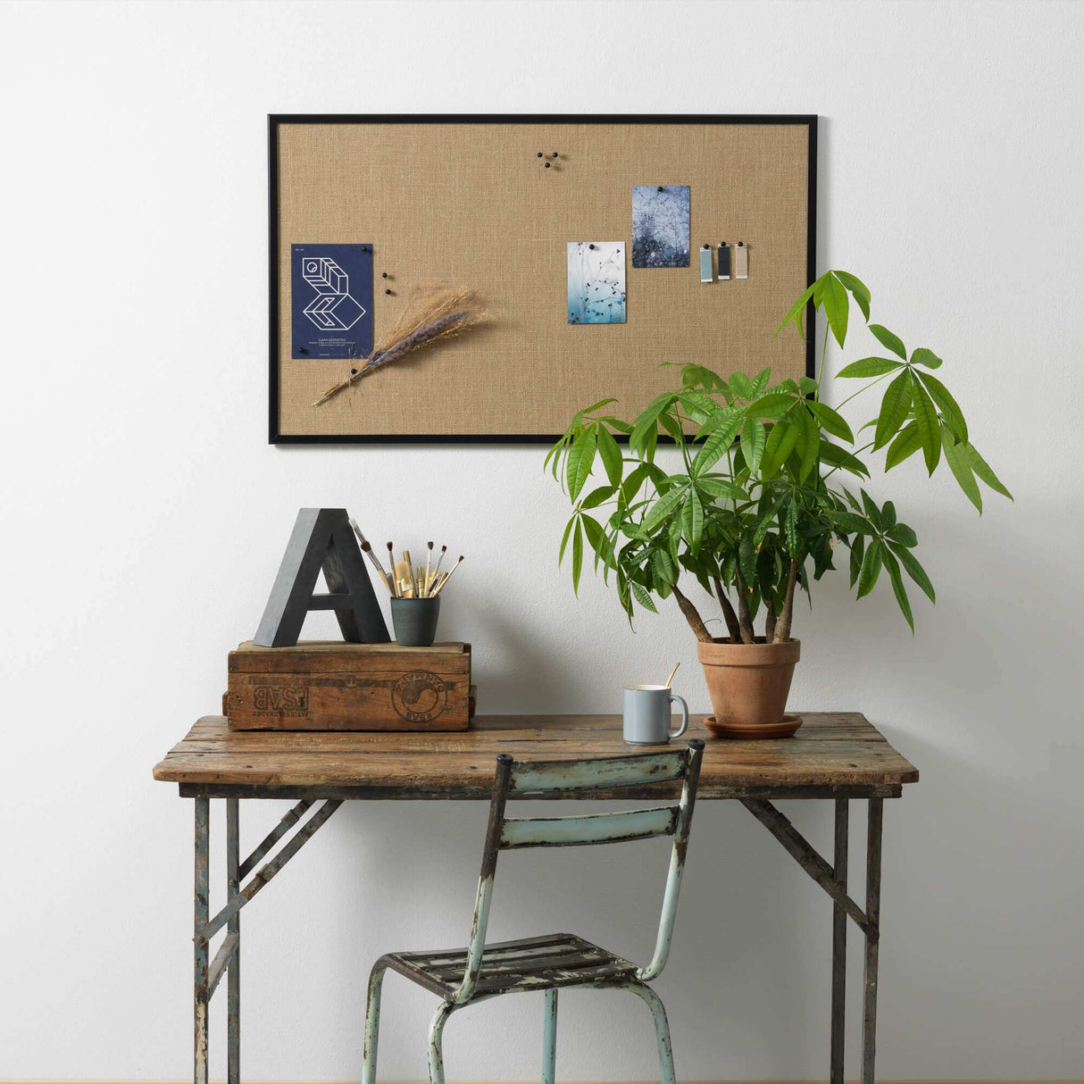 Hessian opslagstavle med sort ramme | 100 x 60 cm. Hessian opslagstavle med sort ramme | Officely