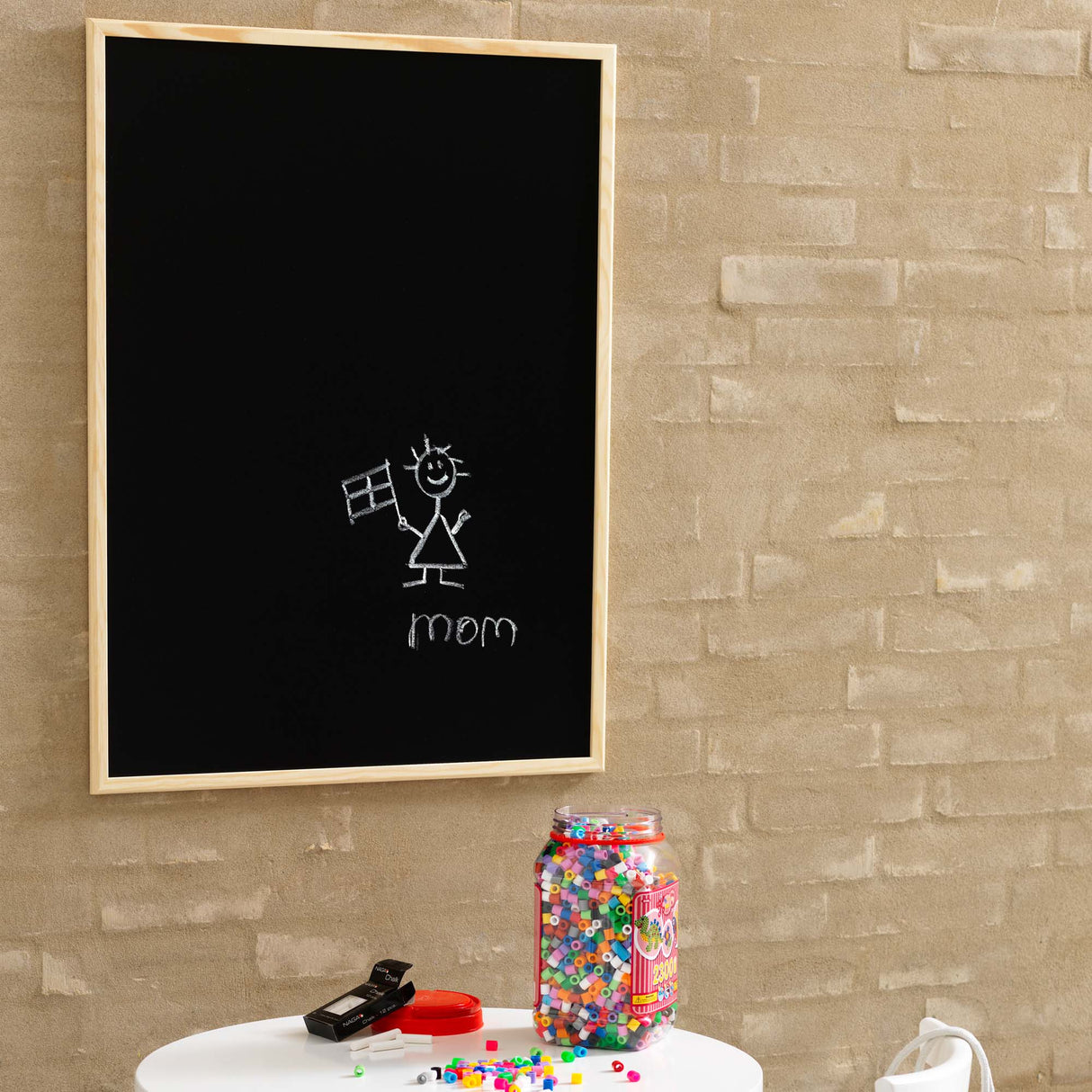 60 x 40 cm. Kridttavle med træramme