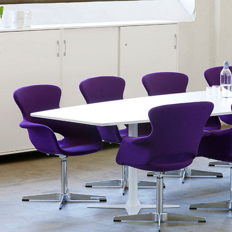 Konferencebord DNA, Lysgrå 5000x2365 mm trapezformet, Hvid understel