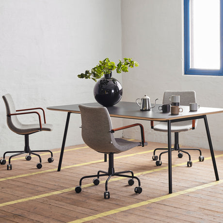 Stol Colt 10014 Med armlæn og drejeligt undestel, beige tekstil, hvidt stel