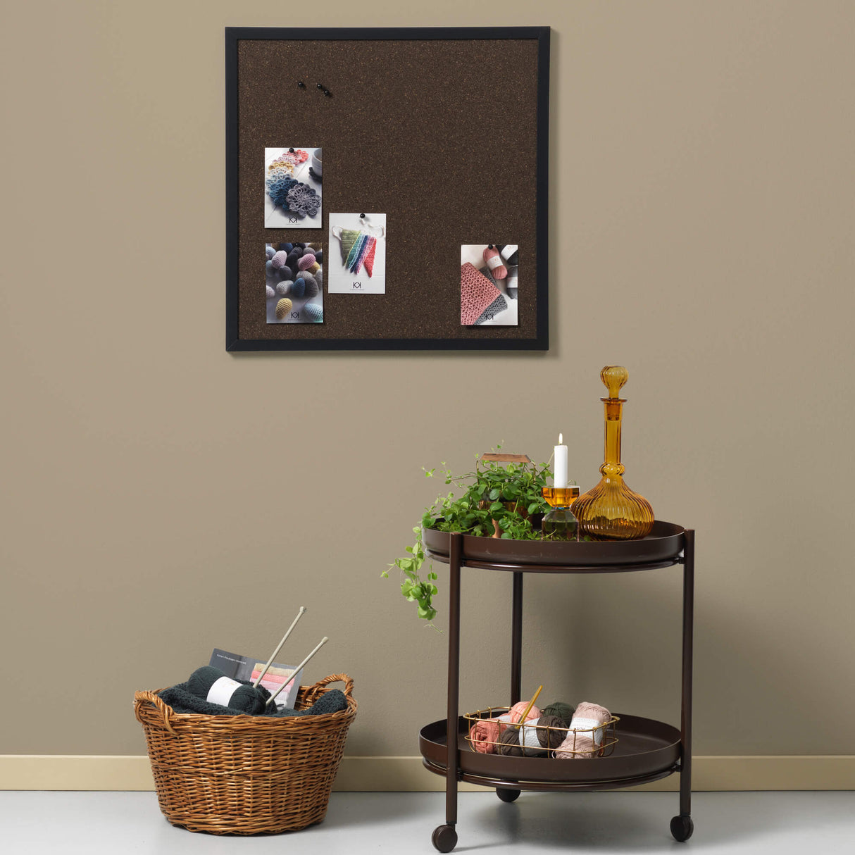 60 x 60 cm. Mørk Kork opslagstavle med sort ramme