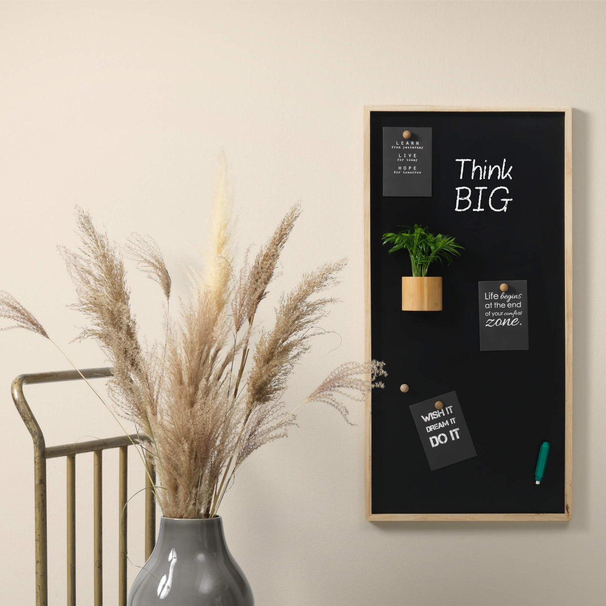 50 x 100 cm. Magnetisk Kridt tavle med træramme