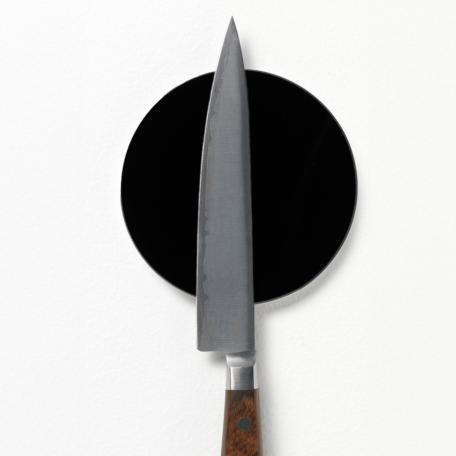 Self adhesive knife magnet black -70801.png