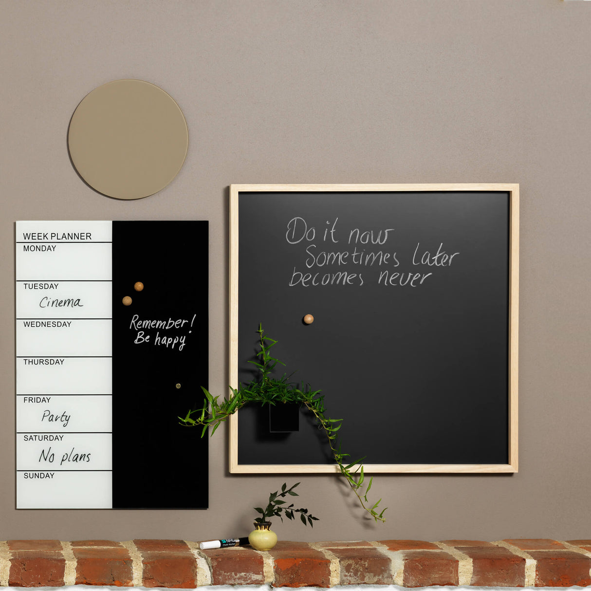 60 x 60 cm. Magnetisk Kridt tavle med træramme