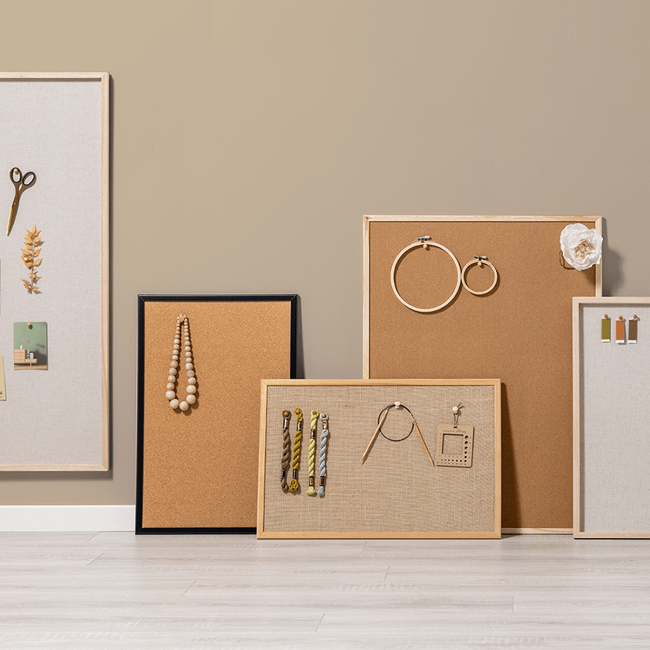 60 x 40 cm. Kork opslagstavle med sort ramme