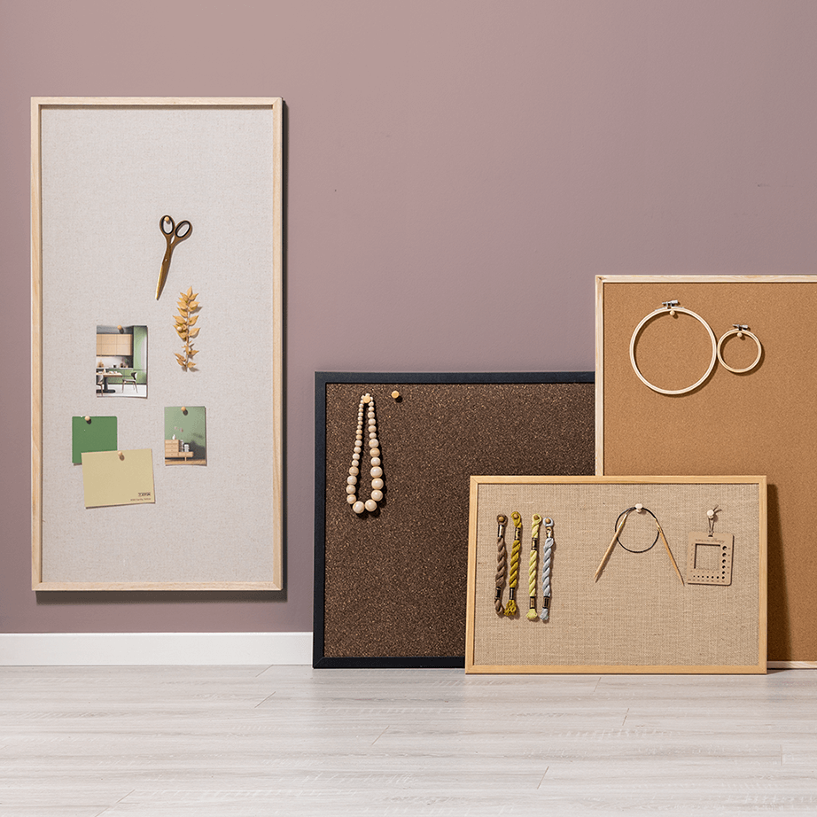 60 x 60 cm. Mørk Kork opslagstavle med sort ramme