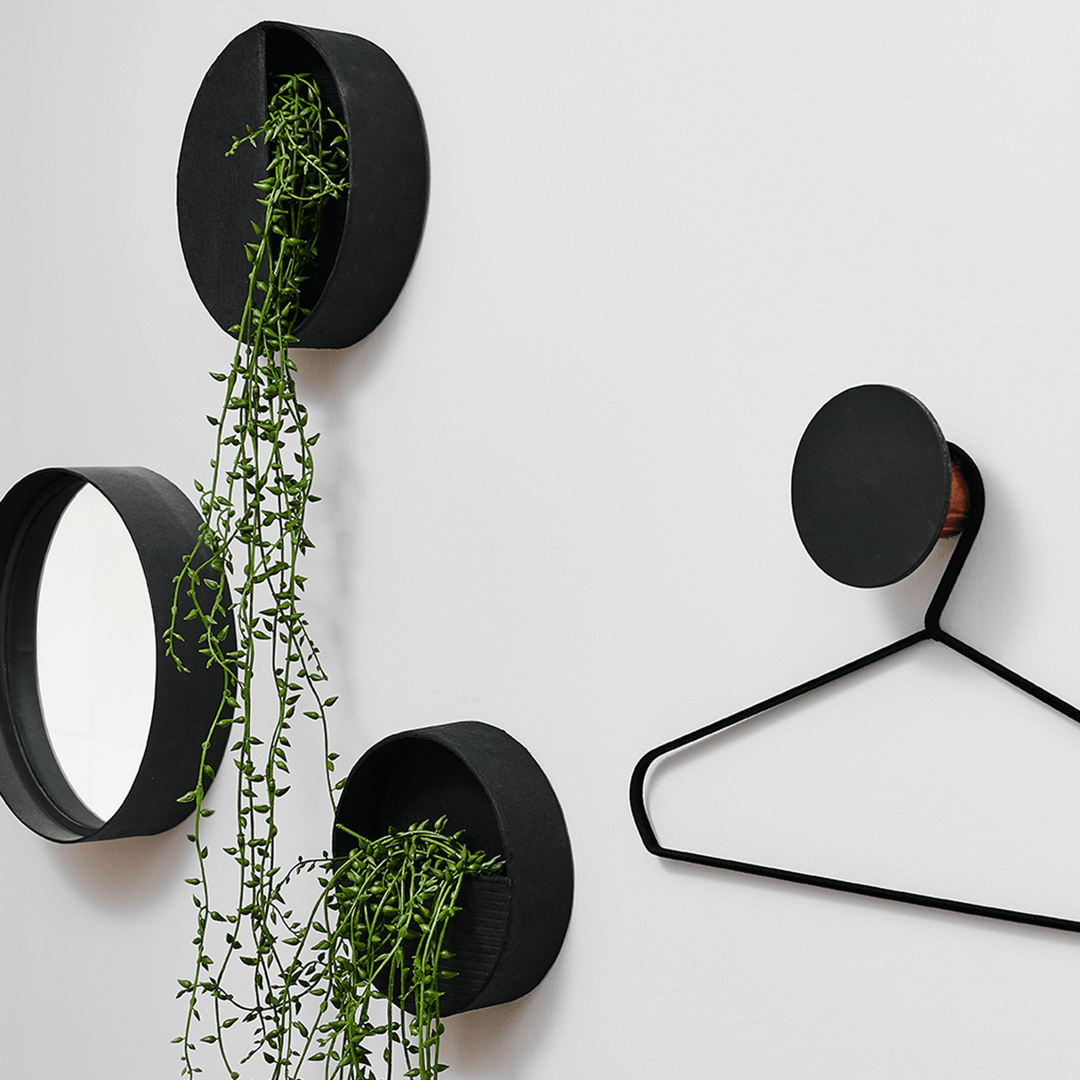 Hanging black circle boxes 70173.png