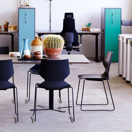 Konferencestol Fly sort med sort stel RAL9005 – image 3