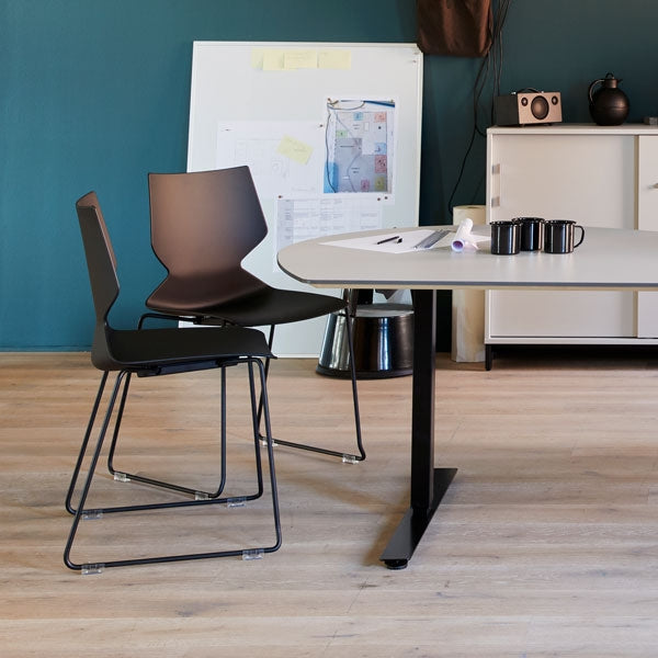 Ergoff Konferencestol Fly sort med sort stel RAL9005 – Konferencemøbler (billede 4)