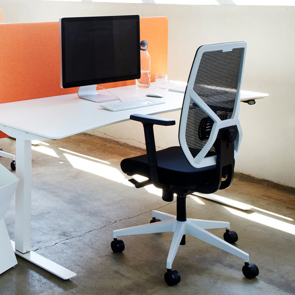 Kontorstol For_U, Sort med armlæn, Hvid kryds – image 6