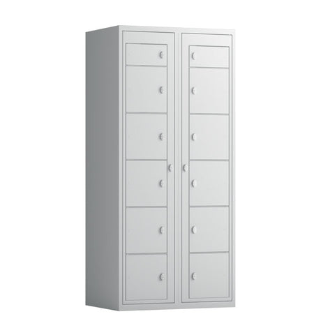 Tøjudleveringsskab 2x6 rum med lige tag og lys grå døre med greb f/hængelås – image 3