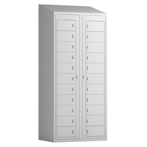 Tøjudleveringsskab 2x11 rum med skråt tag og lys grå døre med greb f/hængelås – image 1