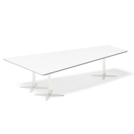 Ergoff Konferencebord DNA, Hvid 3200x1800 mm trapezformet, Hvid understel – Konferenceborde (billede 1)