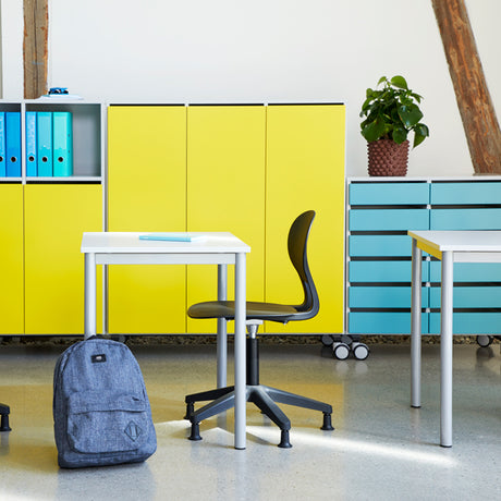 Tranås Skolmöbler Bord Combi 200, 700x600 mm Højde 720 mm Birk laminat på alugråt understel – Elevborde (billede 1)