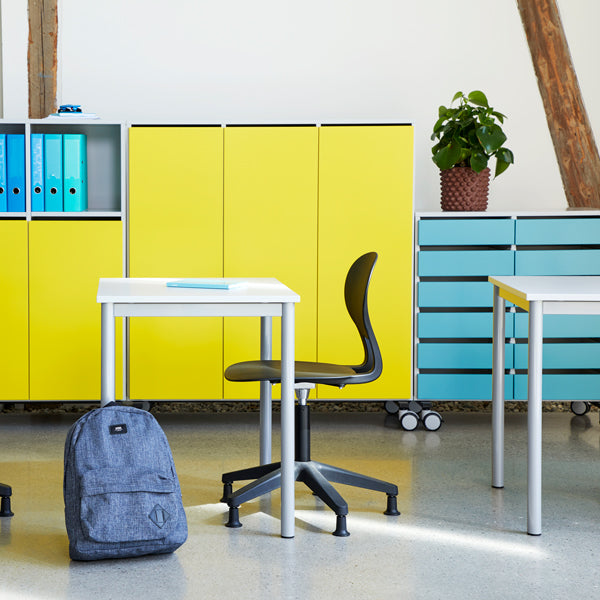 Tranås Skolmöbler Bord Combi 200, 700x600 mm Højde 720 mm Birk laminat på alugråt understel – Elevborde (billede 1)