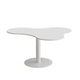 Form o Miljö Bord Amöba 1005, 1200x1500 mm, Højde 720 mm, Hvid laminat, Hvidt stel – Kantineborde