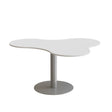Form o Miljö Bord Amöba 1005, 1200x1500 mm, Højde 720 mm, Hvid laminat, Alu stel – Kantineborde