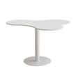 Form o Miljö Bord Amöba 1005, 1200x1500 mm, Højde 900 mm, Hvid laminat, Hvidt stel – Kantineborde