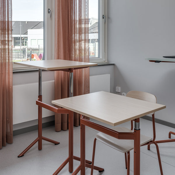 Elevbord Atlas 1132, 700x600mm, eg højtrykslaminat, hvidt stel – image 1