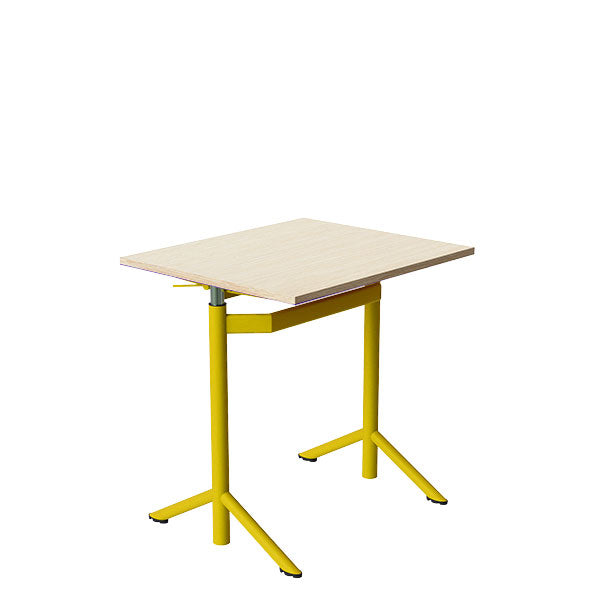 Tranås Skolmöbler Elevbord Atlas 1132, 700x600mm, lyddæmpende eg højtrykslaminat, gult stel – Elevborde (billede 1)
