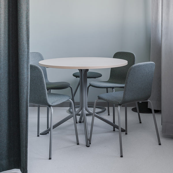 Tranås Skolmöbler Bord Atlas 1133 Ø900x720mm, Hvidpigmenteret eg med gråt understel – Caféborde (billede 1)