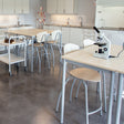 Tranås Skolmöbler Bord Combi 200, 1400x700 mm Højde 720 mm Birk laminat på sort understel – Elevborde (billede 1)