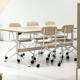 Stol Atlas 2112 på hjul, hvidpigmenteret egelaminat, hvidt stel