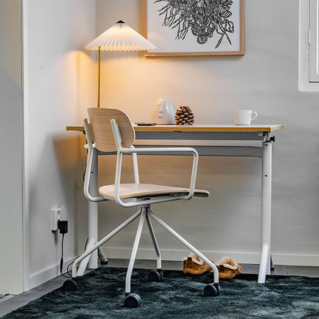 Stol Atlas 2112 på hjul, hvidpigmenteret egelaminat, hvidt stel – image 3