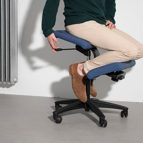 Knæstol Varier Wing Balance sort hjulkryds, sort – Aktivitetsstole (billede 3)