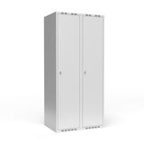 Garderobeskab 2x400 mm m/lige tag, 1 rum i højden og lys grå dør m/greb for hængelås