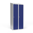 Garderobeskab 2x400 mm Skråt tag 1 rum i højden Blå dør Greb for hængelås – image 1