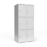 Garderobeskab 2x400 mm m/lige tag, 3 rum i højden og lys grå dør m/greb for hængelås – image 3