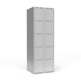 Garderobeskab 2x300 mm m/lige tag, 5 rum i højden og lys grå dør m/cylinderlås – image 1