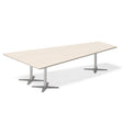 Ergoff Konferencebord DNA, Birk 3200x1800 mm trapezformet, Alugrå understel – Konferenceborde (billede 1)