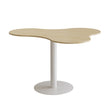 Form o Miljö Bord Amöba 1005, 1200x1500 mm, Højde 900 mm, Birk laminat, Hvidt stel – Kantineborde