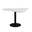 Form o Miljö Bord Amöba 1005, 1200x1500 mm, Højde 900 mm, Hvid laminat, Sort stel – Kantineborde