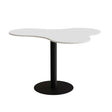 Form o Miljö Bord Amöba 1005, 1200x1500 mm, Højde 900 mm, Grå laminat, Sort stel – Kantineborde