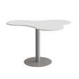 Form o Miljö Bord Amöba 1005, 1200x1500 mm, Højde 900 mm, Grå laminat, Alu stel – Kantineborde