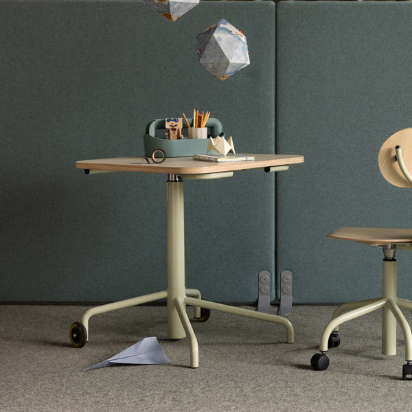 Form o Miljö Bord Smile 110, 650x650 mm, Lys grå linoleum, Sort stel – Elevborde (billede 1)