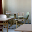 Tranås Skolmöbler Bord Atlas 1133 Ø900x720mm, Hvidpigmenteret eg med gult understel – Caféborde (billede 1)