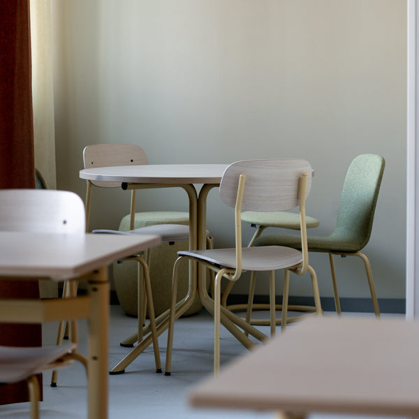 Tranås Skolmöbler Bord Atlas 1133 Ø900x720mm, Hvidpigmenteret eg med gult understel – Caféborde (billede 1)