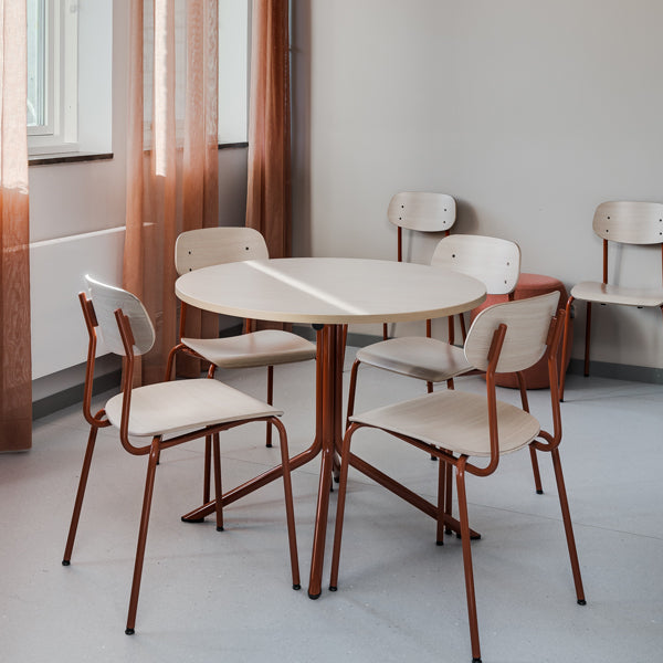 Bord Atlas 1133 Ø900x720mm, Hvidpigmenteret eg med rødt understel – image 3