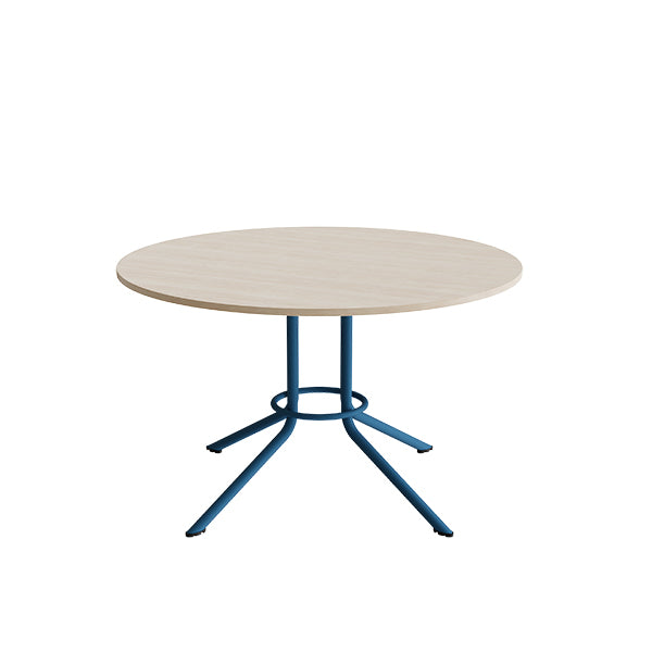 Tranås Skolmöbler Bord Atlas 1133 Ø1200x720mm, Hvidpigmenteret eg med azurblåt understel – Caféborde