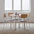 Tranås Skolmöbler Bord Add 590, Ø900 mm, højde 720 mm, birk laminat på alu stel – Caféborde (billede 1)