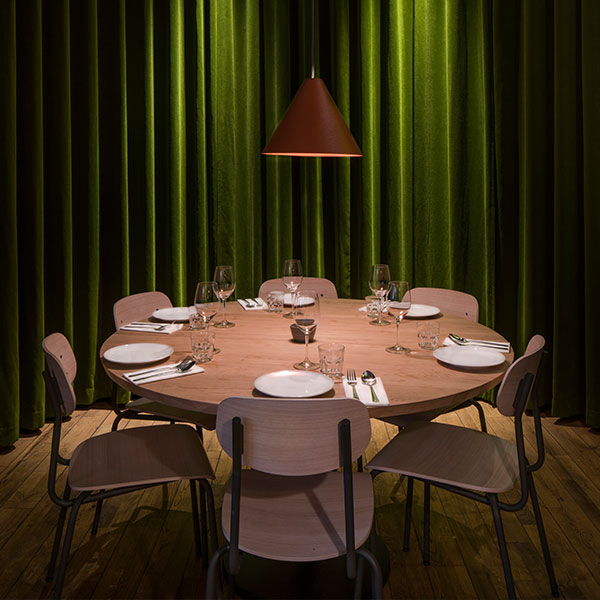 Stol Atlas 2111, hvidpigmenteret egelaminat, sortoliven stel – image 2