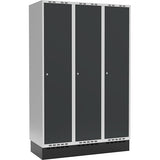 Garderobeskab 3x400mm m/lige tag, antracit dør med cylinderlås og sokkel – image 1
