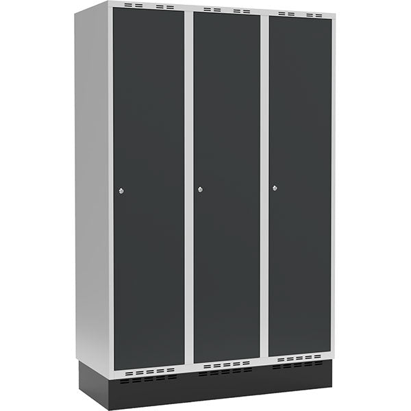 Sonesson Garderobeskab 3x400mm m/lige tag, antracit dør med cylinderlås og sokkel – Garderobeskabe (billede 1)
